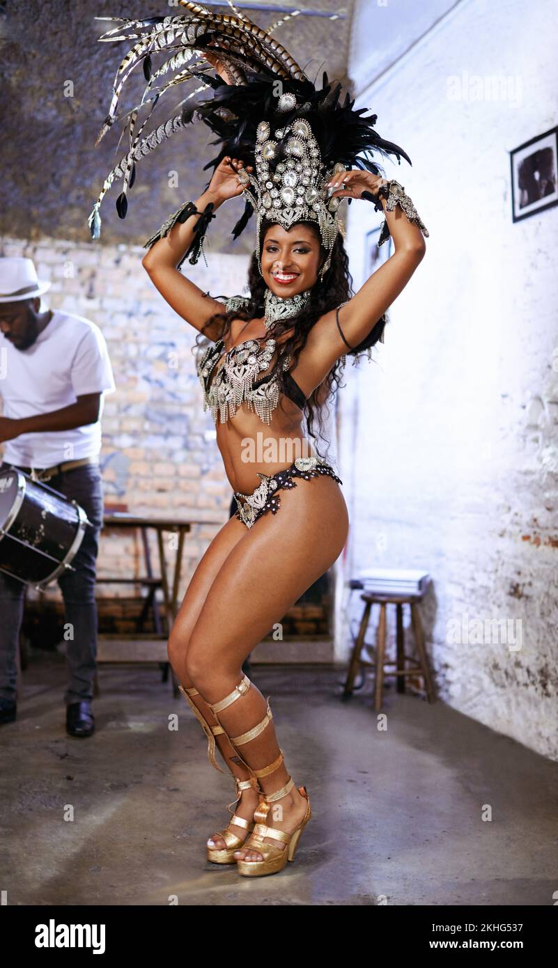 Rythme est un danseur. Une jolie femme ethnique posant dans son costume de Mardi gras et son adresse en plumes. Banque D'Images