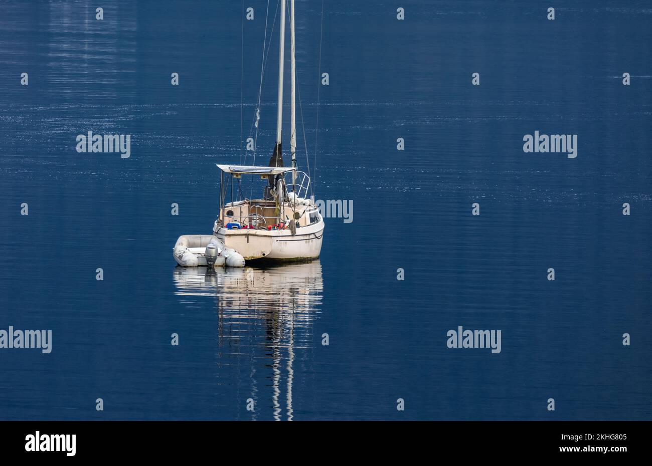 Bateau ou yacht dans une eau calme de lac, bateau de pêche en bois dans une eau de lac encore. Vue sur un bateau blanc dans l'eau bleue. Personne, photo de voyage, sélectif Banque D'Images