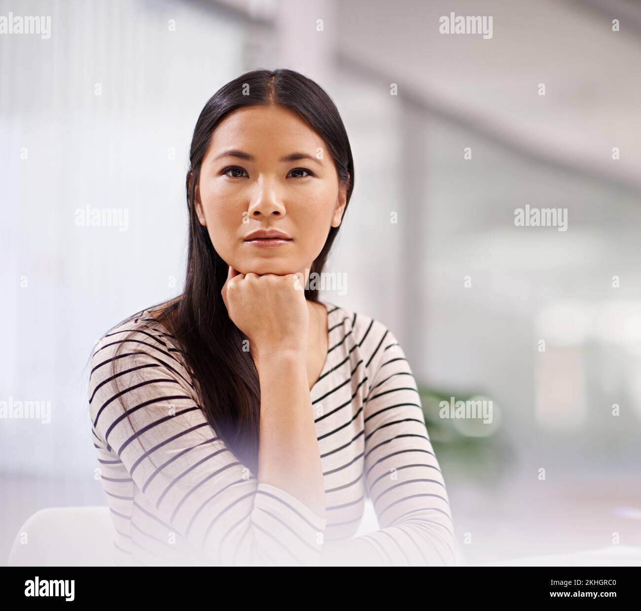 Vous ne pouvez pas rivaliser avec elle. Portrait d'une femme d'affaires asiatique attirante assise dans son bureau. Banque D'Images