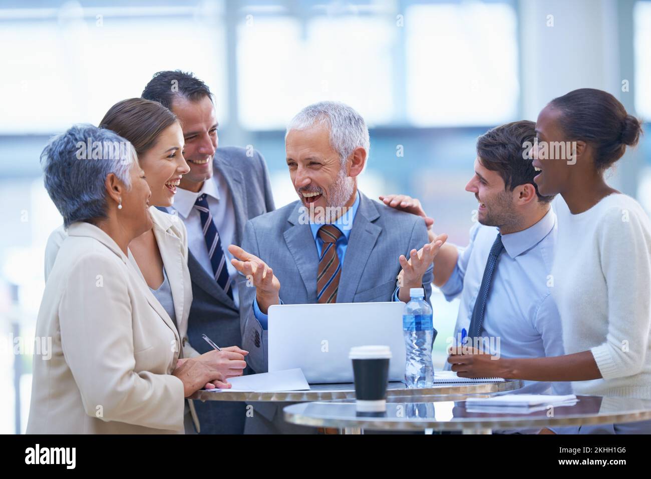 C'est incroyable à quel point nous avons réussi ce dernier trimestre. Photo d'un groupe diversifié d'hommes d'affaires ayant une réunion. Banque D'Images