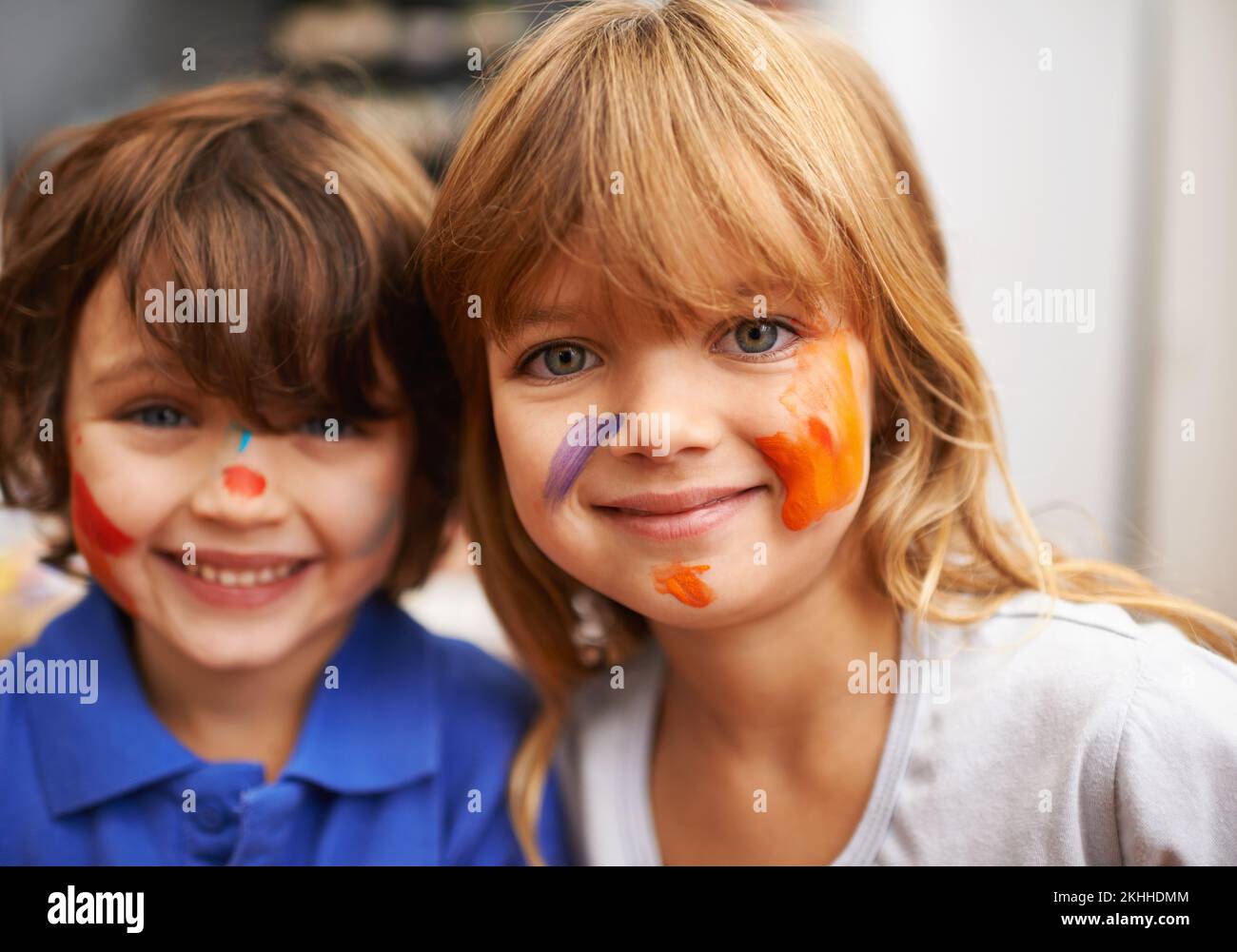 La créativité est au service de la famille. Portrait de deux jeunes frères et sœurs avec de la peinture sur leur visage. Banque D'Images
