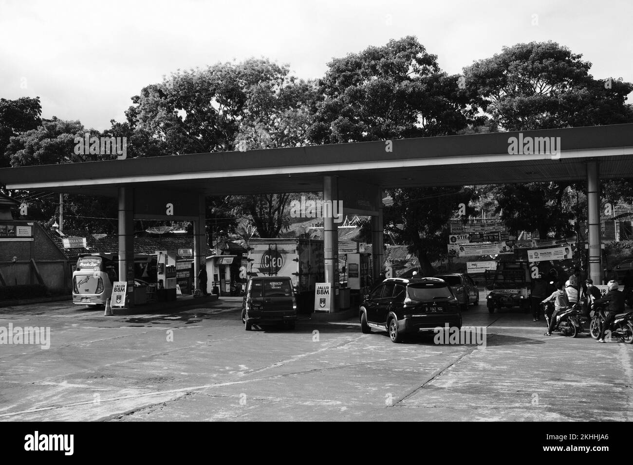 Pangandaran, West Java, Indonésie - 28 octobre 2022 : photo en noir et blanc, photo monochrome d'une station-service de la région de Pangandaran, Indonésie Banque D'Images