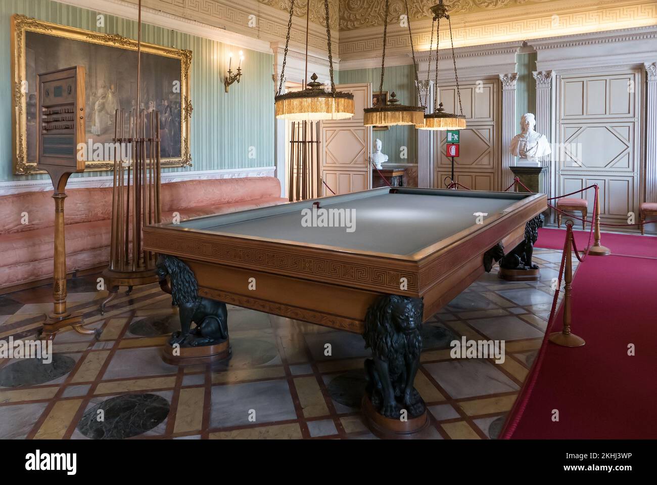 Racconigi, Italie (20th novembre 2022) - la salle de billard à l'intérieur du château de Racconigi qui appartenait à la famille Savoy Banque D'Images
