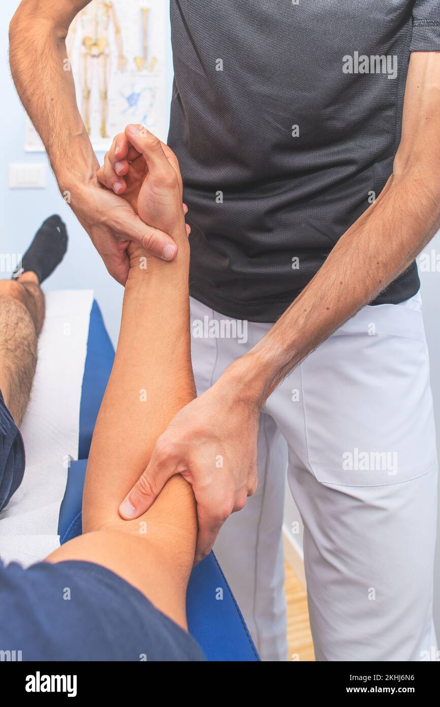 Traitement à l'épicondylite ou au coude de l'avant-bras par un thérapeute physique Banque D'Images