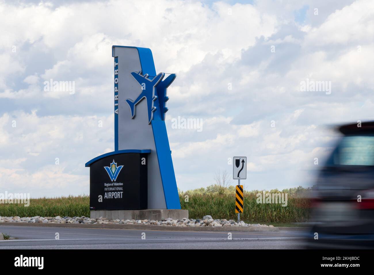 Le panneau de l'aéroport de Kitchener-Waterloo (YKF) se trouve à l'entrée de l'aéroport régional populaire du sud de l'Ontario. Banque D'Images