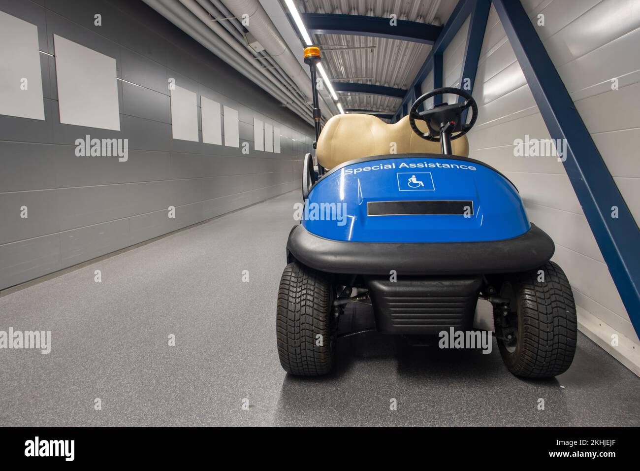 La voiture électrique est garée dans le couloir de l'aéroport Banque D'Images