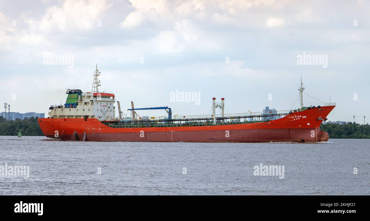 SAMUT PRAKAN, THAÏLANDE, SEP 21 2022, le Tanker de produits pétroliers ACS 38 sort de l'embouchure de la rivière Chao Phraya Banque D'Images