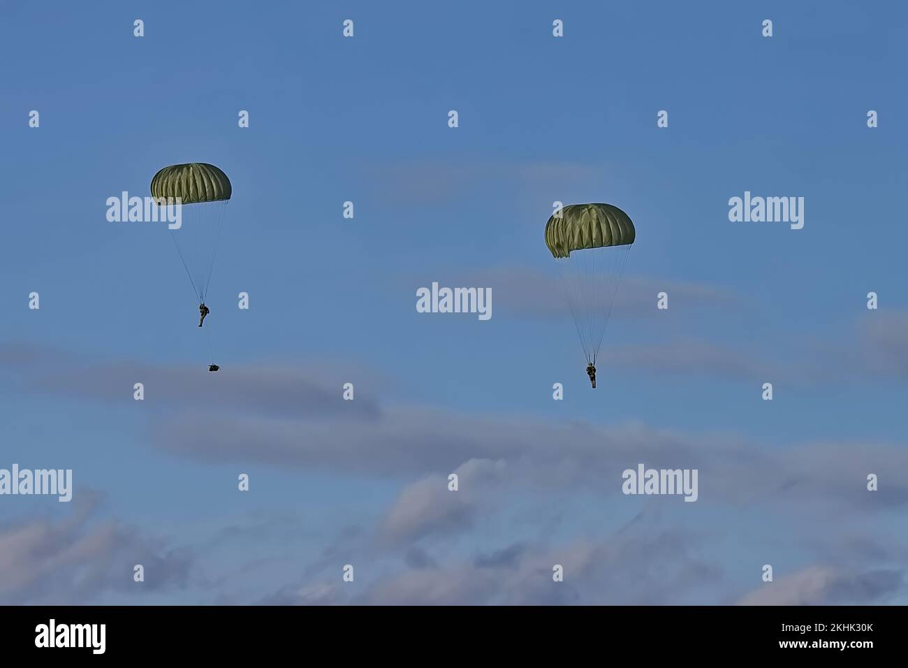 otan parachutiste bleu ciel bundeswehr armée allemande Banque D'Images