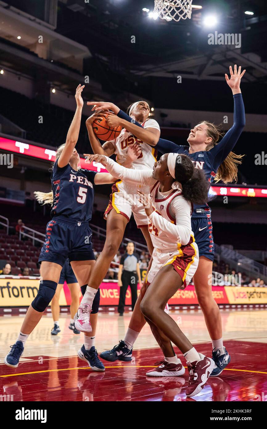 USC Trojans avance Kadi Sissoko (30) batailles pour possession lors d'un match de basket-ball féminin NCAA contre les Quakers de Pennsylvanie, mercredi, novembre Banque D'Images