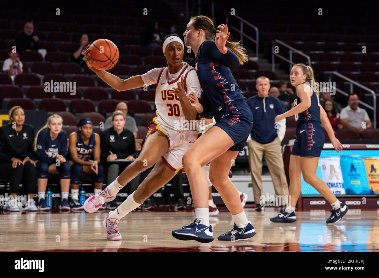 USC Trojans forward Kadi Sissoko (30) se lance contre Pennsylvania Quakers forward Floor Toonders (14) lors d'un match de basket-ball féminin NCAA, mercredi Banque D'Images