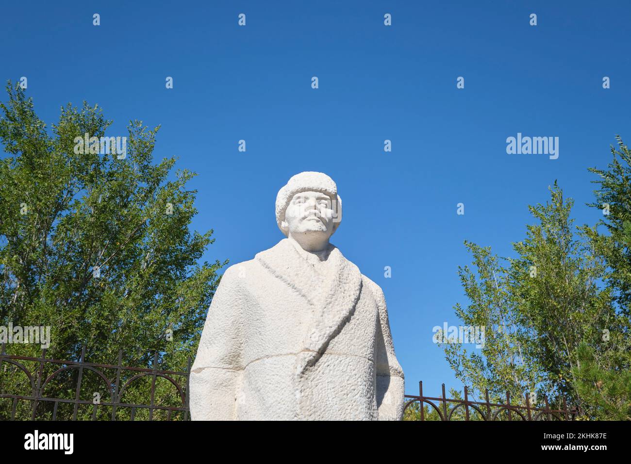 Marbre sculpté, sculpture en pierre, statue du dirigeant communiste Vladimir Lénine, portant un manteau d'hiver lourd et un chapeau. Au Musée des victimes de Pol Banque D'Images