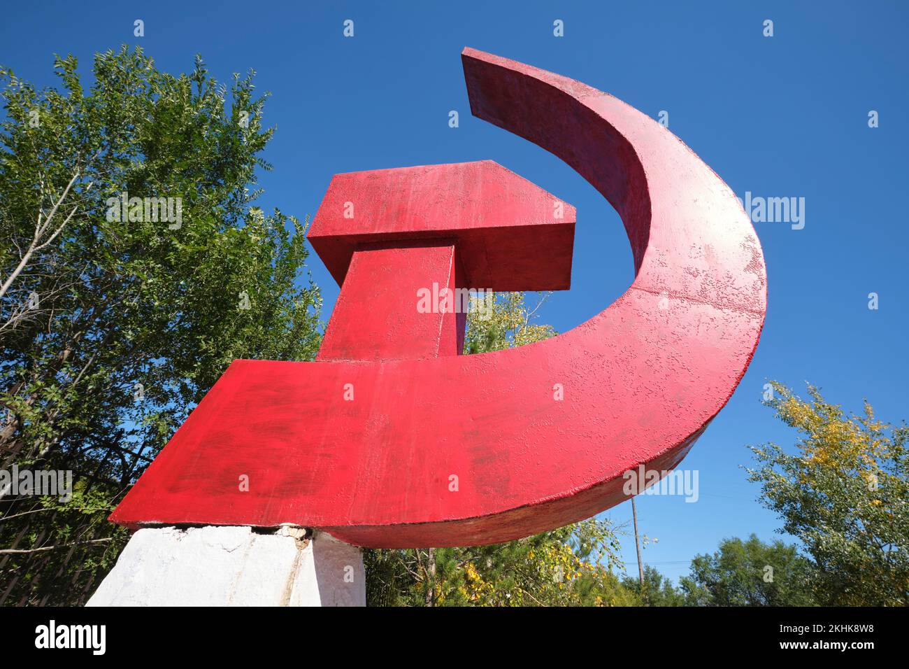 Un marteau rouge géant et la faucille soviétique, russe, symbole communiste sculpture, statue, monument. Au Musée pour les victimes de la répression politique à Banque D'Images