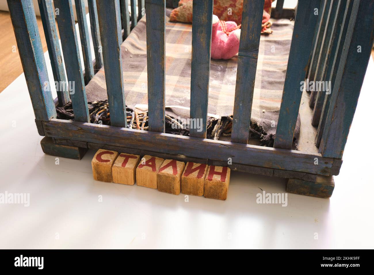 Un lit de bébé avec des blocs de jouets en bois qui sort Staline dans la langue russe. Au Musée des victimes de la répression politique à Karlag, Kazak Banque D'Images