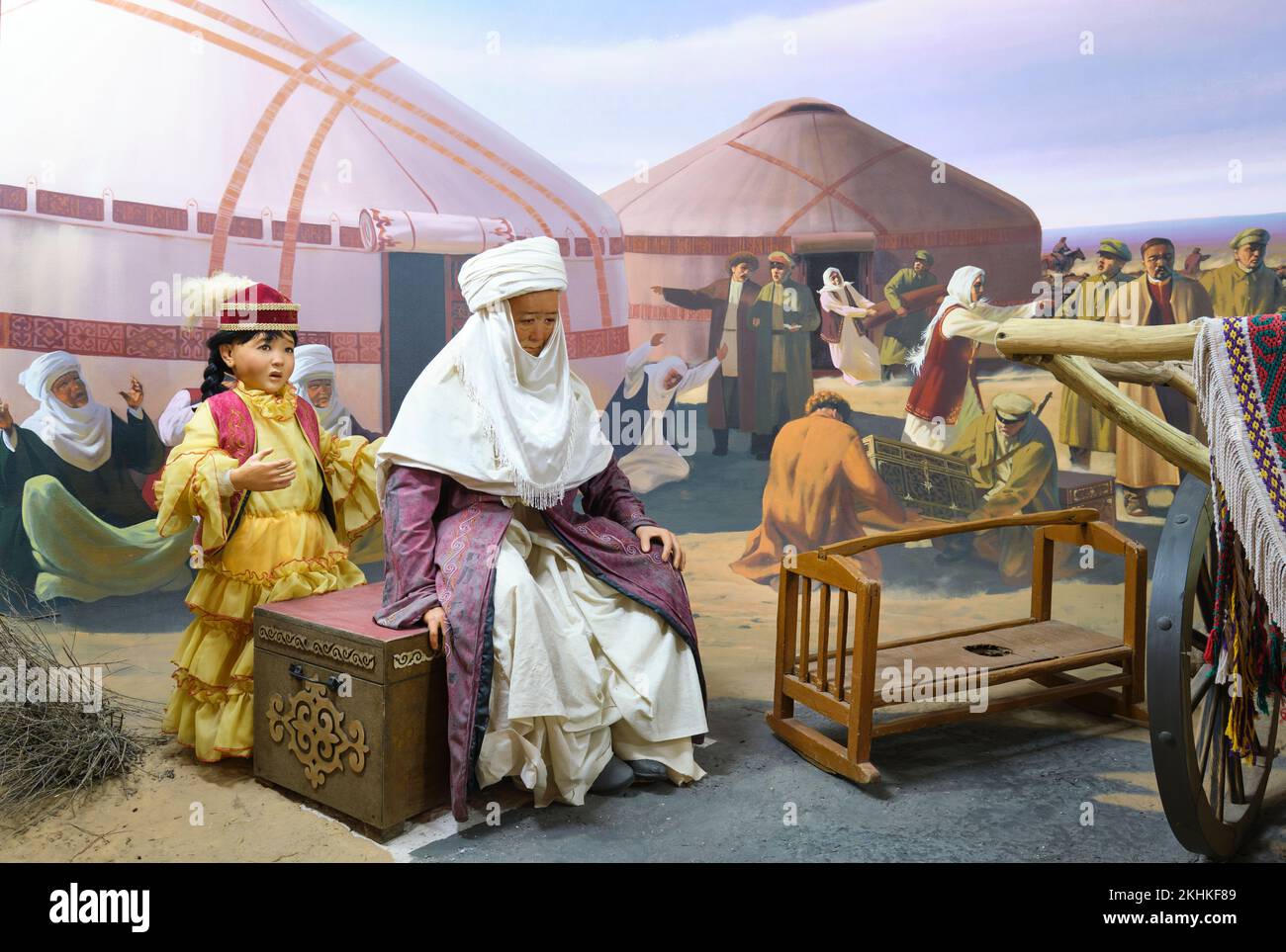 Un diorama d'une famille kazakh de l'ère de la route de la soie, femme et fille attendant pendant que le père est en train de réparer une roue de wagon. Au Musée des victimes de Politi Banque D'Images