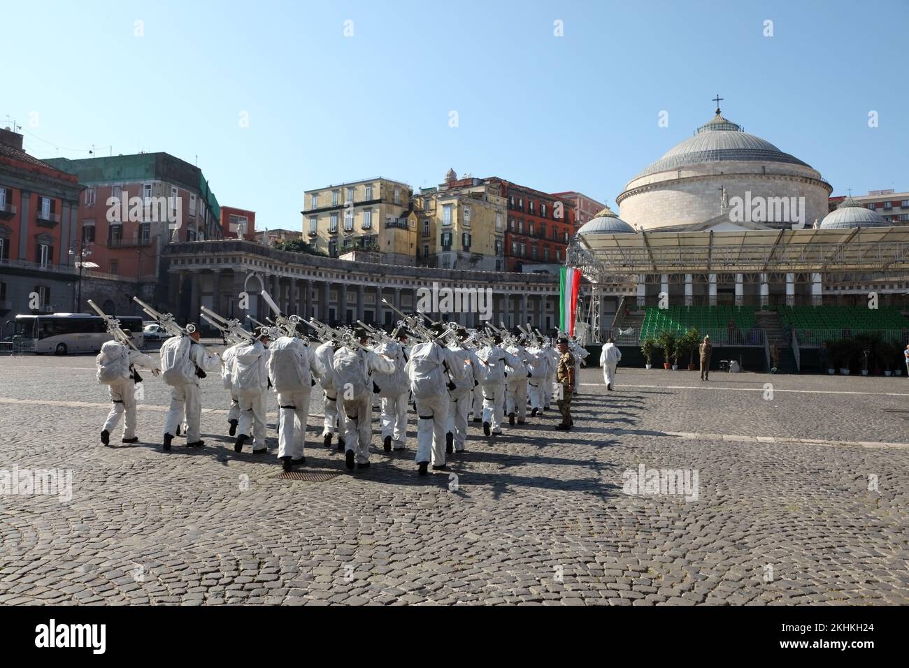 Des membres du corps alpin italien répètent leur défilé de 150th ans sur la Piazza del Plebiscito, à Naples, en Italie. Banque D'Images