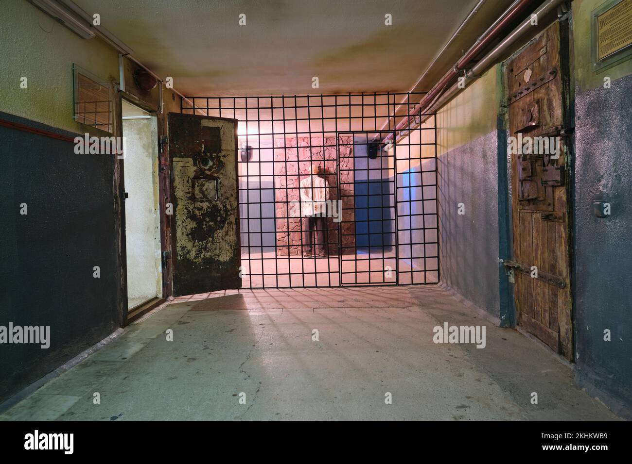 Récréation d'un prisonnier, menotté, debout, face à un mur, prêt à être torturé, abattu, exécuté au travail, camp de travail, goulag. Au Mus Banque D'Images