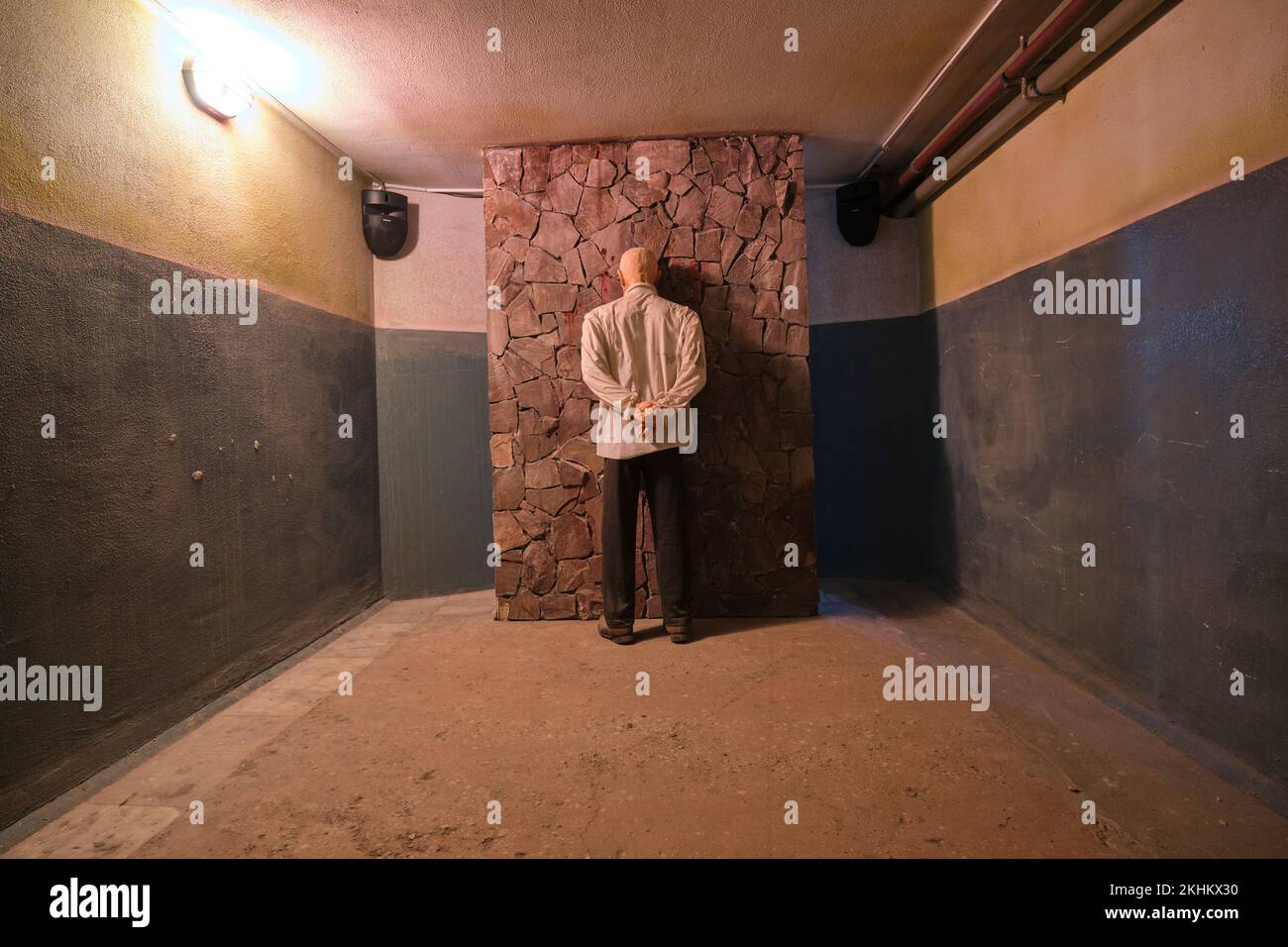 Récréation d'un prisonnier, menotté, debout, face à un mur, prêt à être torturé, abattu, exécuté au travail, camp de travail, goulag. Au Mus Banque D'Images