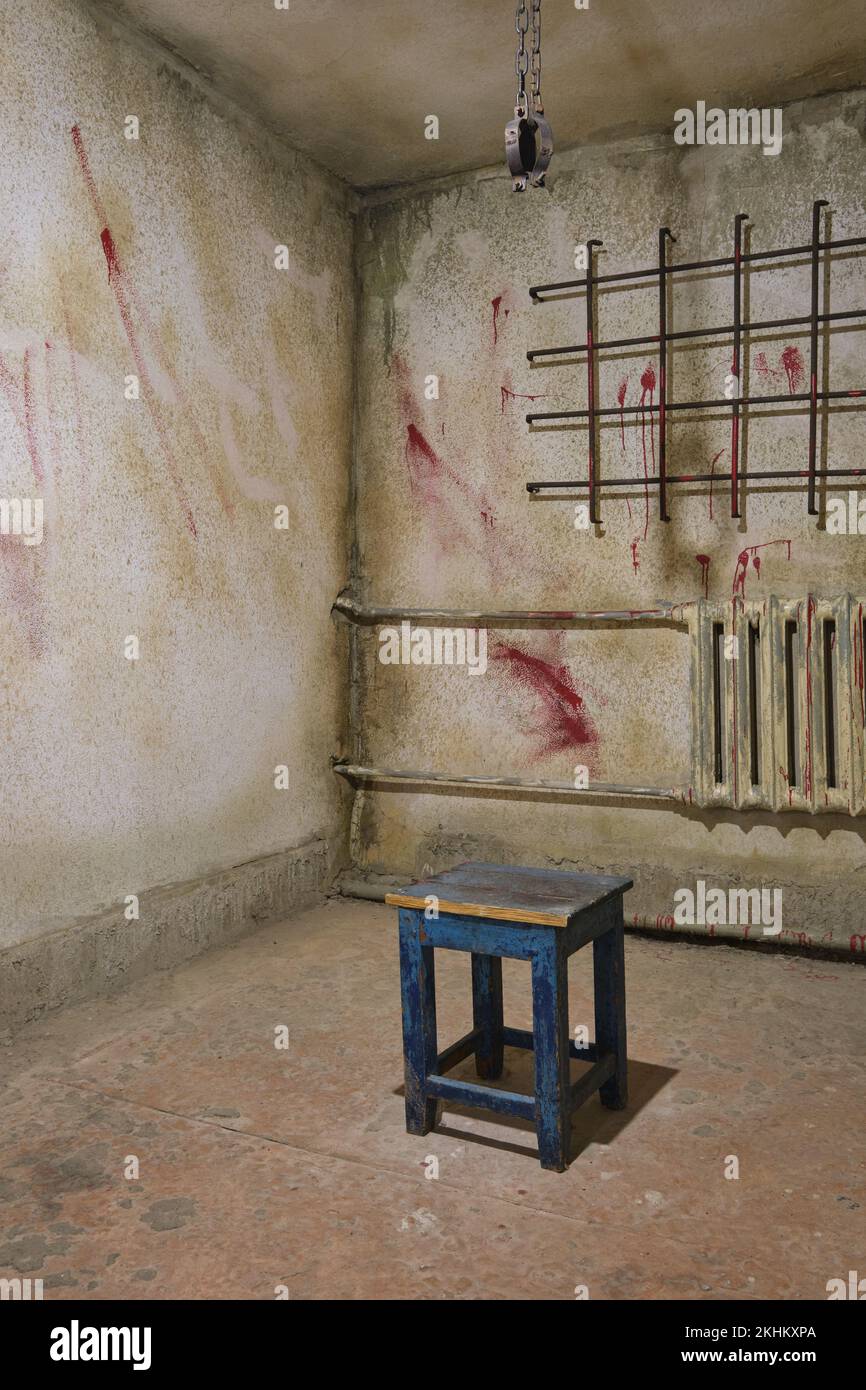 Récréation d'une salle sanglante avec chaîne et tabouret, utilisée pour la torture, l'interogation des prisonniers, les travailleurs au travail, le camp de travail, le goulag. Au Musée F Banque D'Images