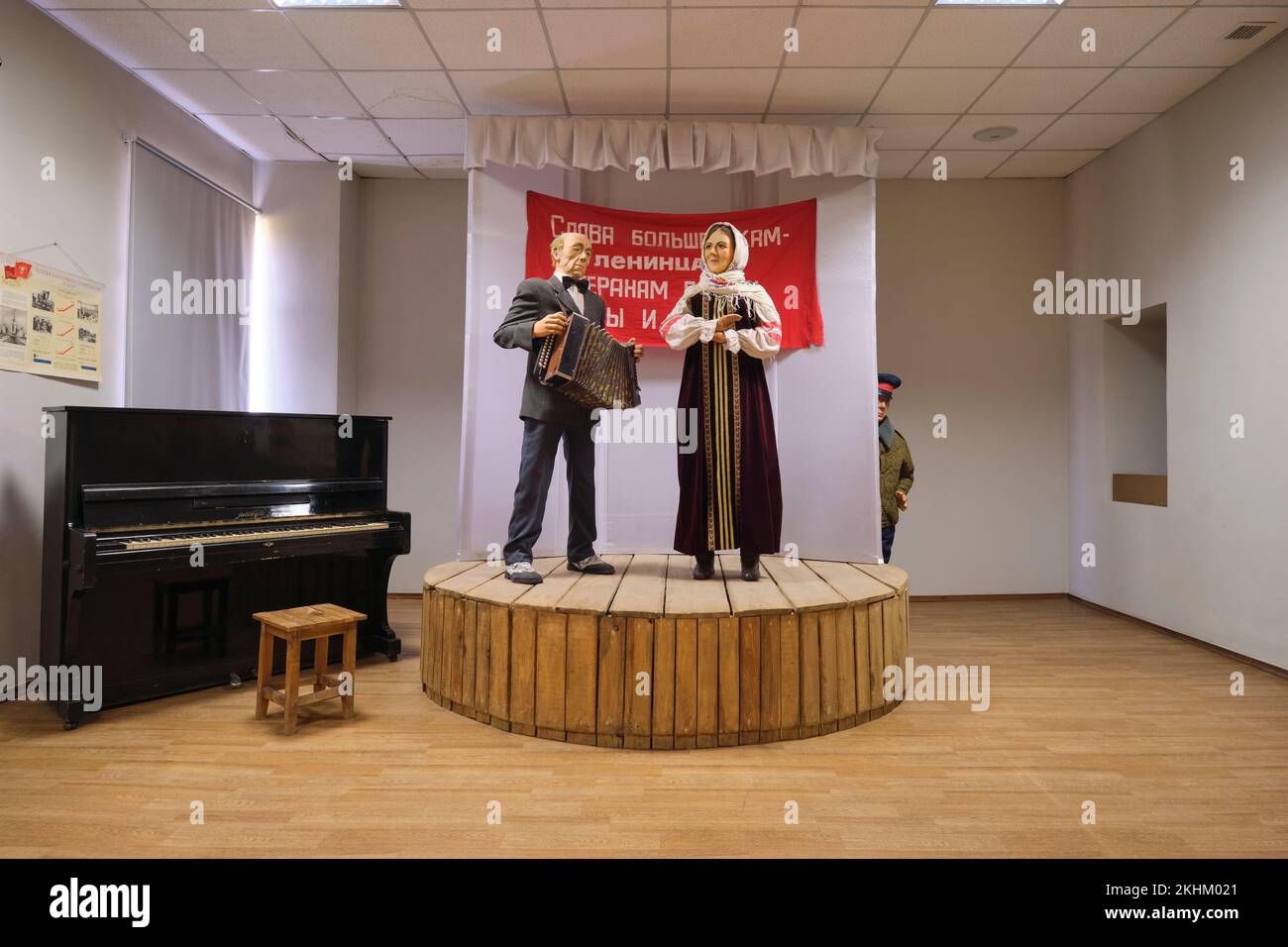 Récréation d'un couple kazakh, en tenue traditionnelle, divertissant les prisonniers, les travailleurs au travail, camp de travail, goulag. Au Musée des victimes Banque D'Images