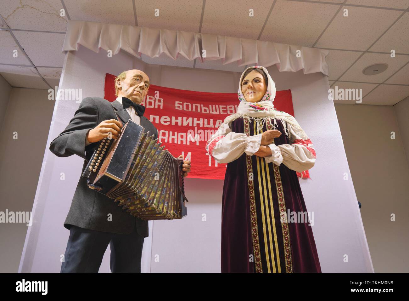 Récréation d'un couple kazakh, en tenue traditionnelle, divertissant les prisonniers, les travailleurs au travail, camp de travail, goulag. Au Musée des victimes Banque D'Images