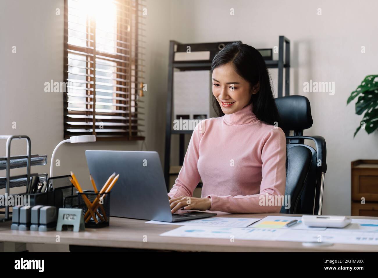 Jeune femme comptable asiatique travaillant au bureau avec un ordinateur portable pour la comptabilité financière. Banque D'Images