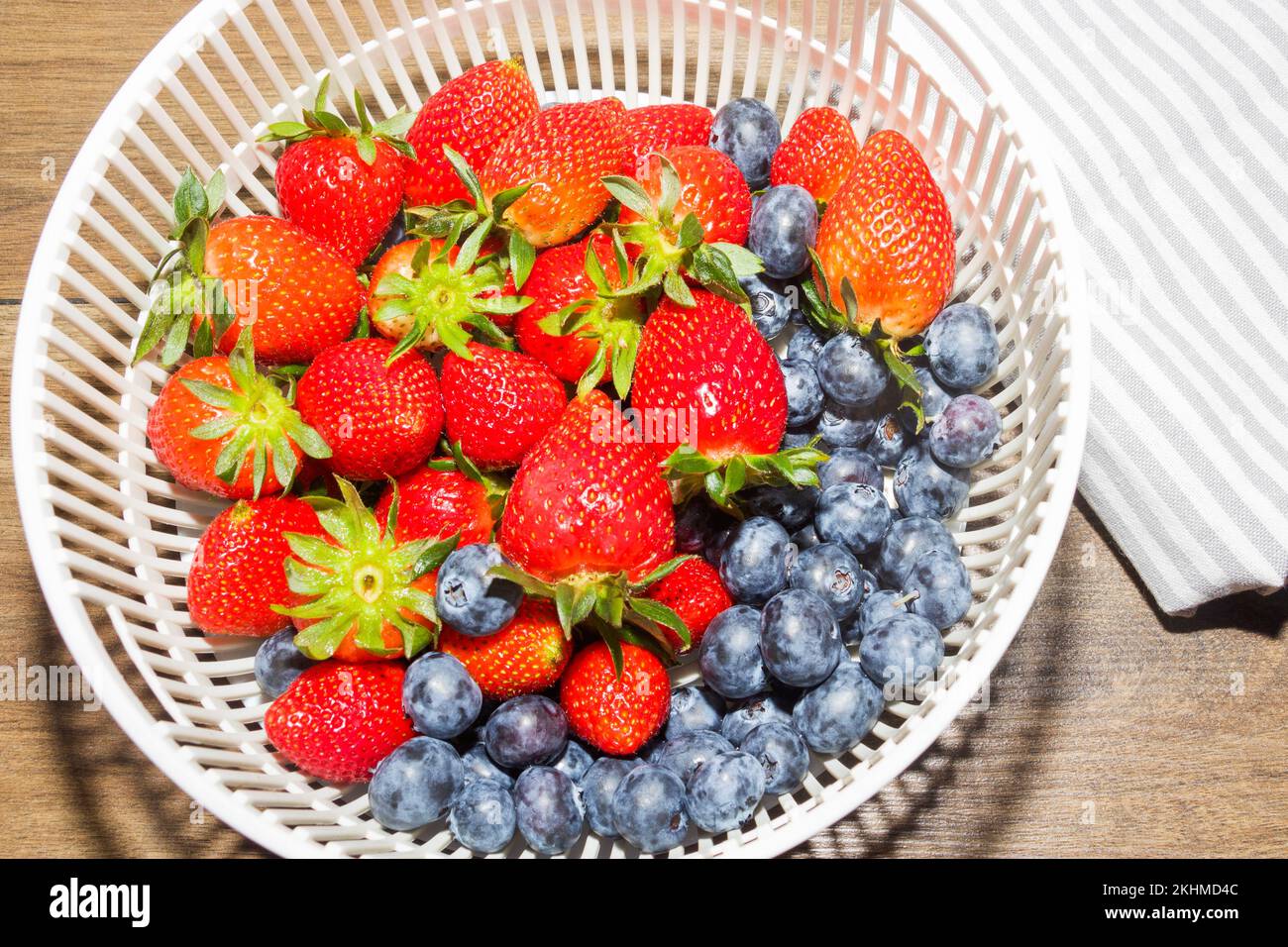 Gros plan de fraises juteuses rouges et de bleuets sur la table Banque D'Images