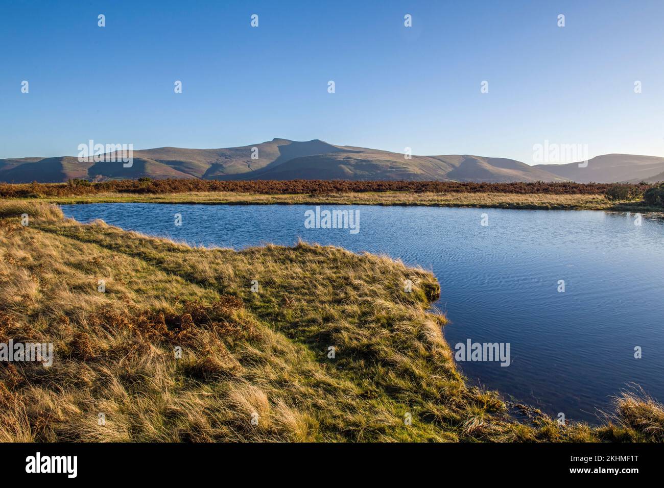 Vue sur l'un des étangs Mynydd Illtyd en direction des balises centrales de Brecon, y compris Pen y Fan à gauche et Corn du à droite, au sud du pays de Galles Banque D'Images
