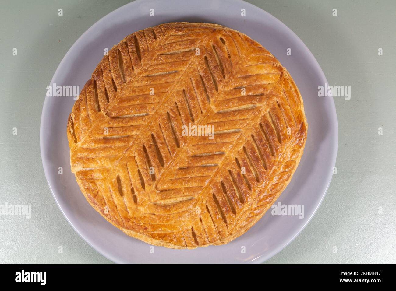Grand gâteau français sur une assiette grise Banque D'Images