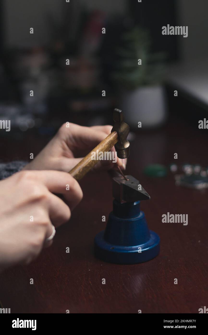Gros plan de la fabrication de bijoux en fil métallique concept photo Banque D'Images