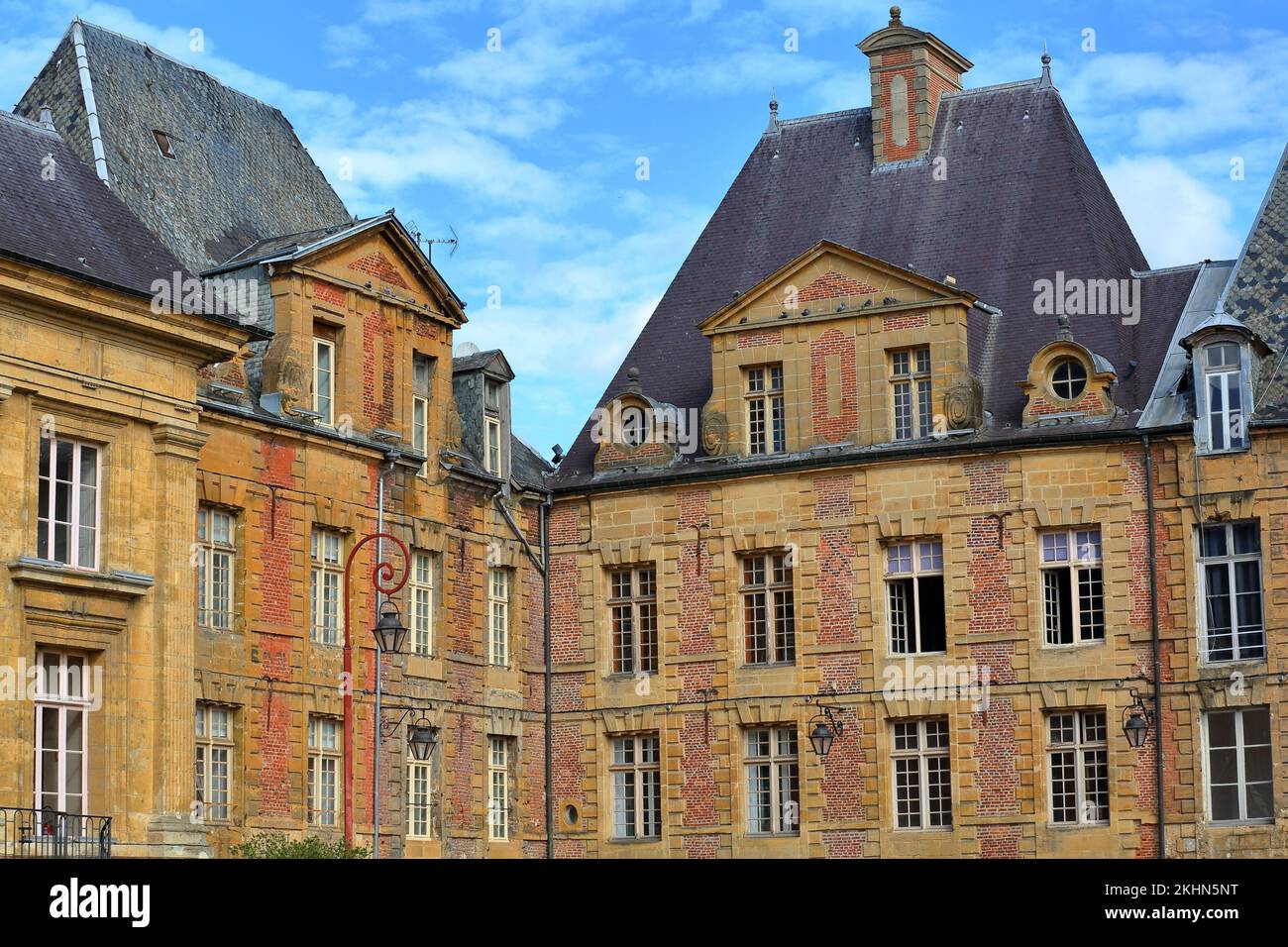 Gros plan sur les façades de bâtiments historiques situés place Ducale dans Charleville Mézières, Ardennes, Grand est, France Banque D'Images