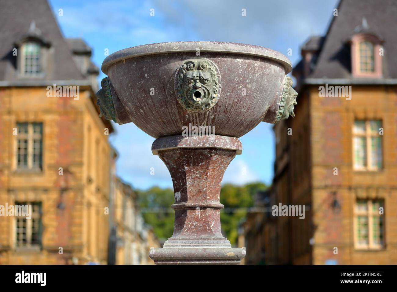 Gros plan sur les détails de la fontaine située place Ducale dans Charleville Mézières, Ardennes, Grand est, France Banque D'Images