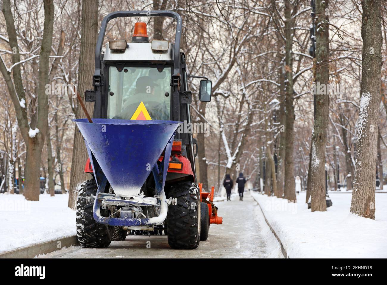 Machine à déneiger dans un parc, nettoyage de rue en ville d'hiver Banque D'Images