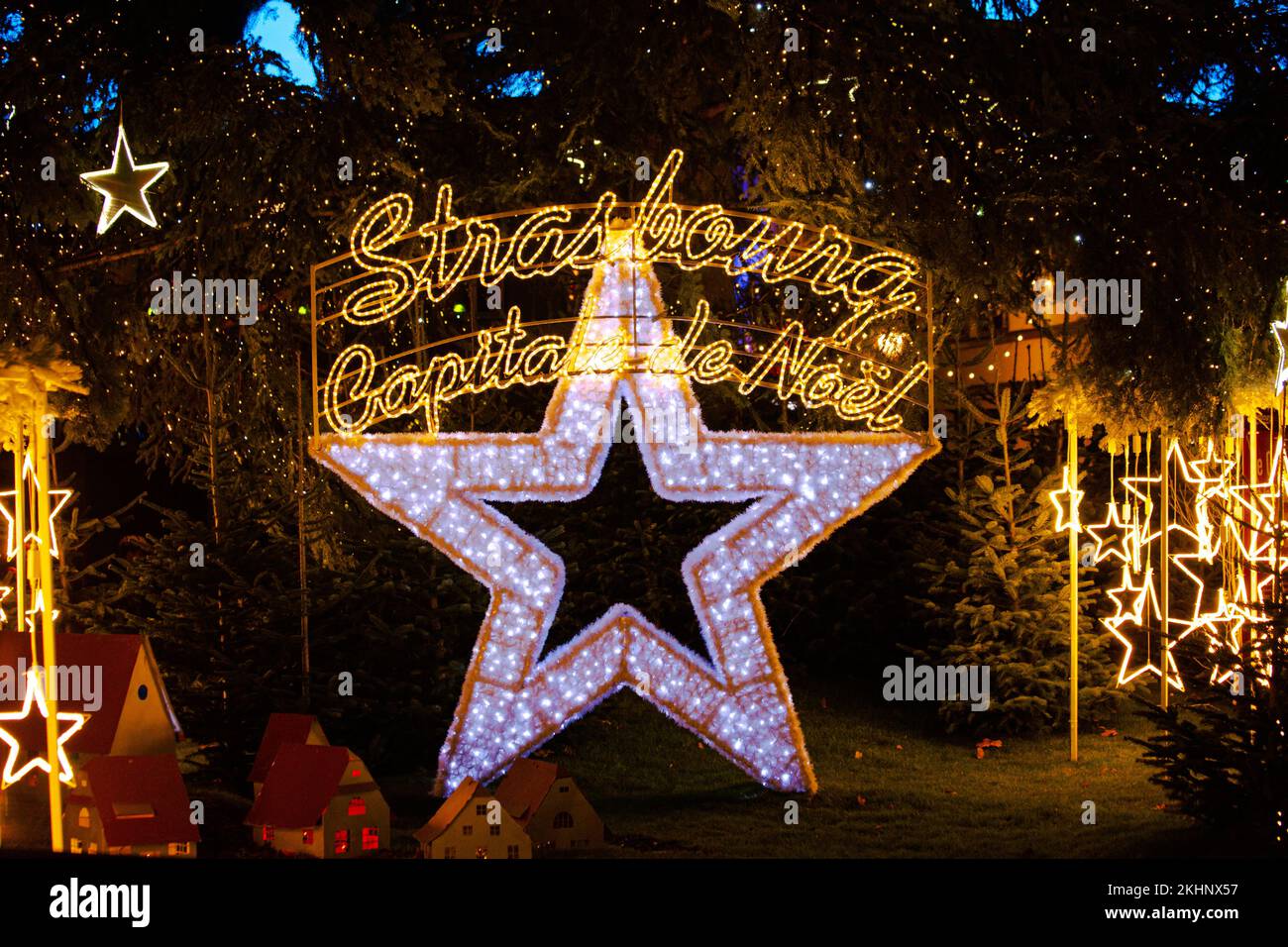 STRASBOURG, FRANCE - décembre 2016 - décorations de Noël des étoiles et enseigne Strasbourg Capital de Noel dans le centre-ville place Kleber Banque D'Images