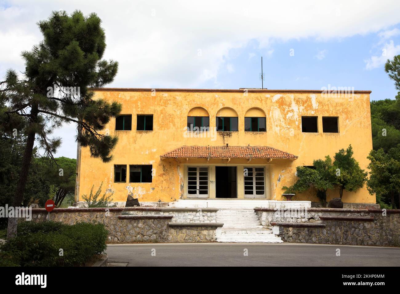 Place perdue à Eleousa. Village sur l'île grecque de Rhodes. Villa jaune abandonnée. Rhodes, Grèce. Banque D'Images