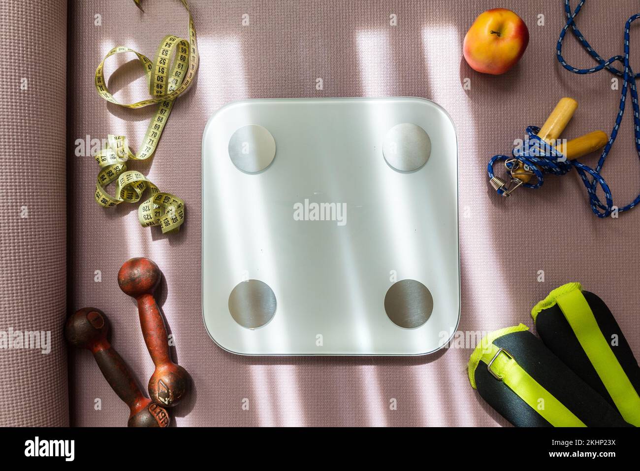 Vue du haut des femmes en bonne santé coulisseaux de sport et équipements de fitness sur fond de tapis de yoga. Accessoires de gym spots équipement sur le sol et scal Banque D'Images