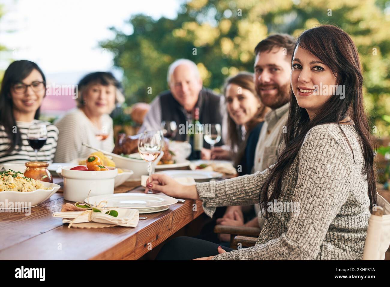 Famille, dîner et fête, fêtez avec de la nourriture et sourire en portrait avec des vacances ou un anniversaire ensemble. Dîner, Happy et fête en plein air, table Banque D'Images