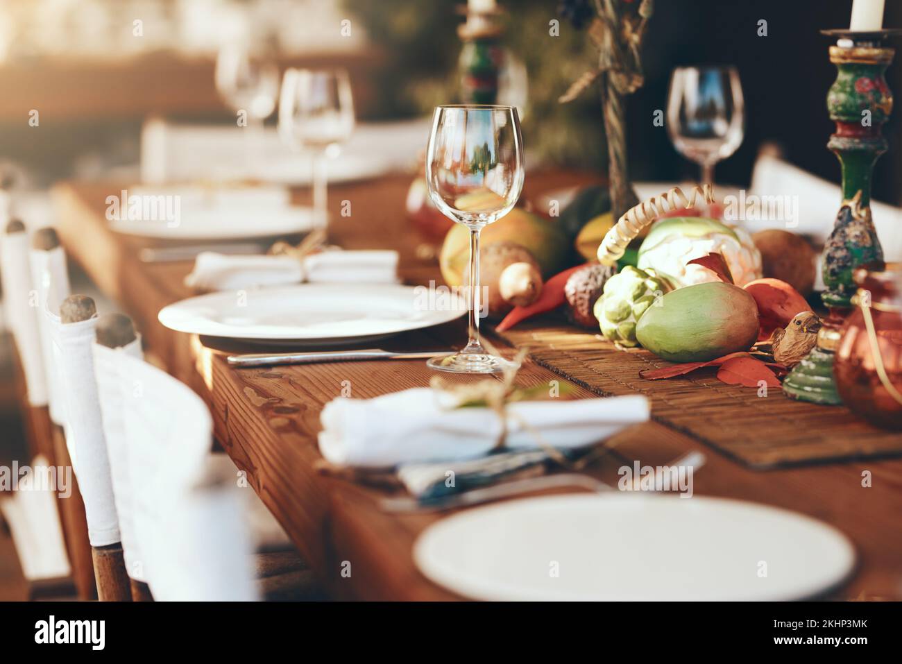 Thanksgiving, noël et décoration de table pour le déjeuner, la fête et la fête avec des verres, assiette ou zoom dans la maison. Table de dîner, lunettes de vin ou vacances Banque D'Images