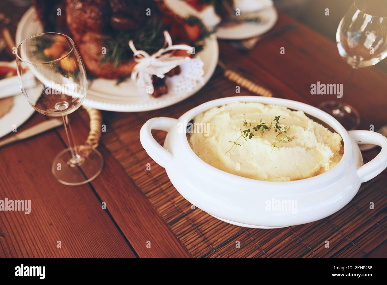 Nourriture, purée de pommes de terre et table à manger pour Thanksgiving ou fêtes de Noël avec cuisine maison pour le déjeuner ou le dîner nutrition. Purée de pommes de terre Banque D'Images