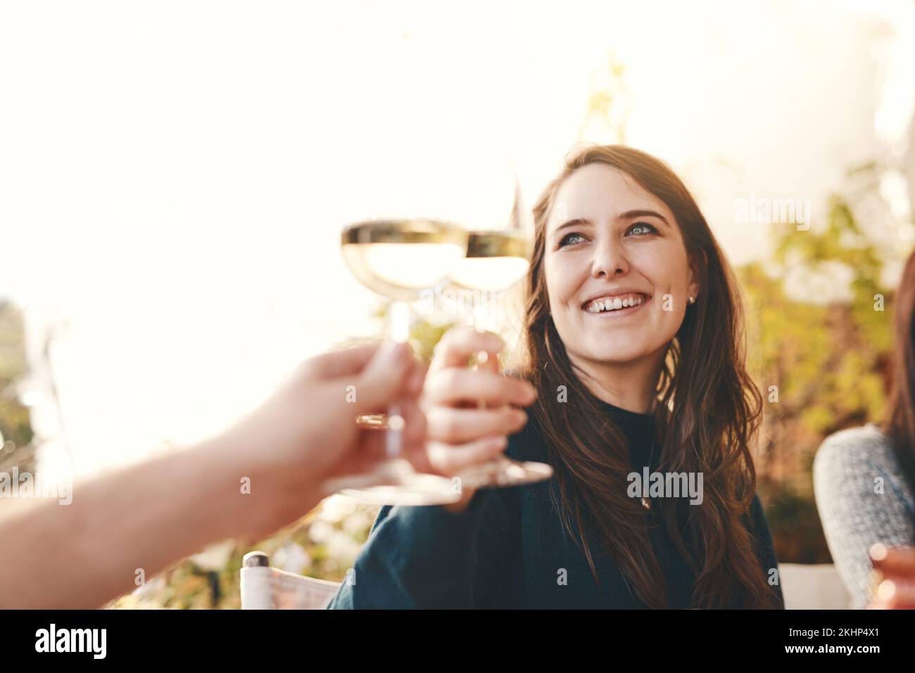 Vin, Happy et femme toast en fête lors d'une fête avec des amis dans le restaurant en plein air en vacances. Souriez, saluez et buvez du champagne Banque D'Images