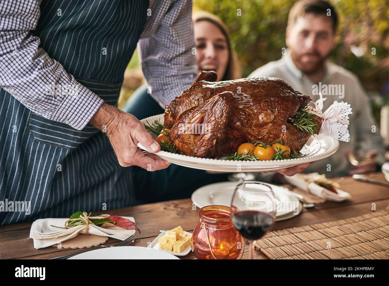 Thanksgiving, viande de table et rôtie à la fête pour le dîner, le déjeuner ou le souper lors d'un événement en plein air. Noël, rassemblement et chef servant les gens un luxe Banque D'Images