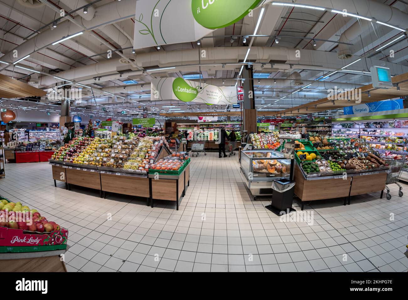 Cuneo, Italie 22 novembre 2022 Département fruits et légumes avec des stands dans le grand