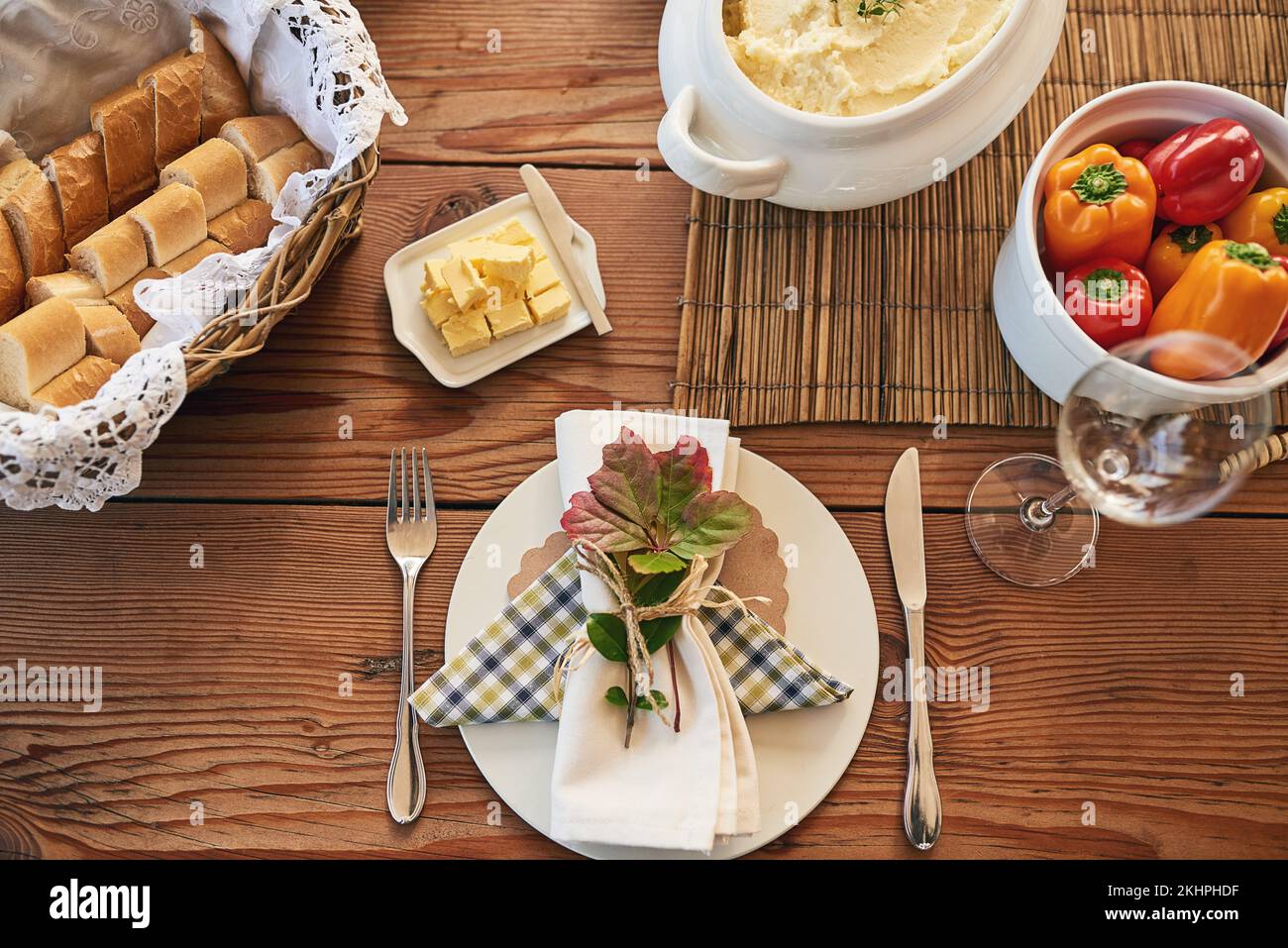 Nourriture, petit déjeuner et vue de dessus, repas et nutrition avec assiette, saine avec poivre, pain et beurre sur la table. Nutrition, serviette et couverts pour le festin Banque D'Images