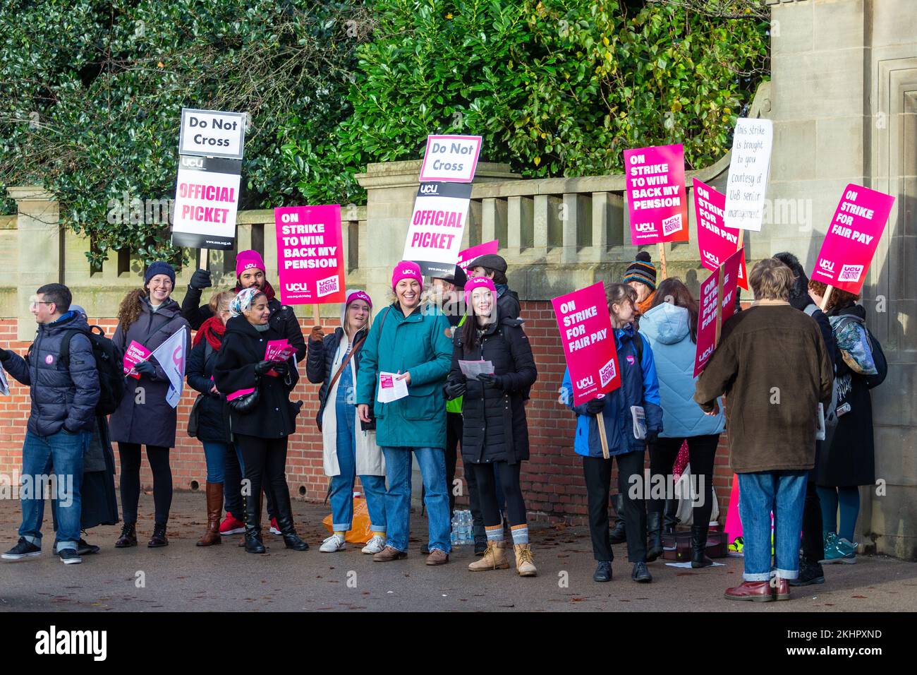 Birmingham, Royaume-Uni. 24th novembre 2022. Le personnel de l'Université de Birmingham se joint à 70 000 autres membres de l'Union universitaire et collégiale (UCU) dans une sortie nationale sur la rémunération, les conditions et les pensions. « Notre boeuf est à l'université et pas nécessairement au gouvernement. L'université de Birmingham a beaucoup d'argent mais ne veut pas combler l'écart de rémunération entre le personnel le plus bas et le personnel le plus haut rémunéré. » un porte-parole a commenté. La grève pourrait avoir un impact sur 2,5m 000 étudiants à l'échelle nationale. Crédit : Peter Lophan/Alay Live News Banque D'Images