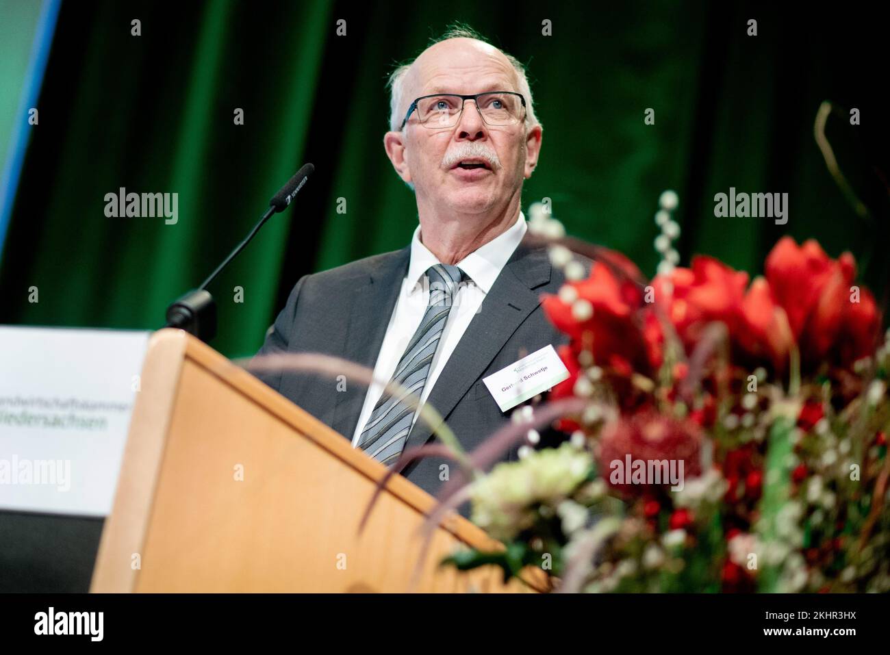 Oldenburg, Allemagne. 24th novembre 2022. Gerhard Schwetje, Président de la Chambre, s'adresse aux membres de l'Assemblée de la Chambre d'agriculture de Basse-Saxe dans la salle des Congrès du Weser-EMS-Hallen. La réunion annuelle de la Chambre se concentre sur la situation actuelle des fermes de Basse-Saxe ainsi que sur les évolutions et les changements importants dans l'agriculture. Credit: Hauke-Christian Dittrich/dpa/Alay Live News Banque D'Images