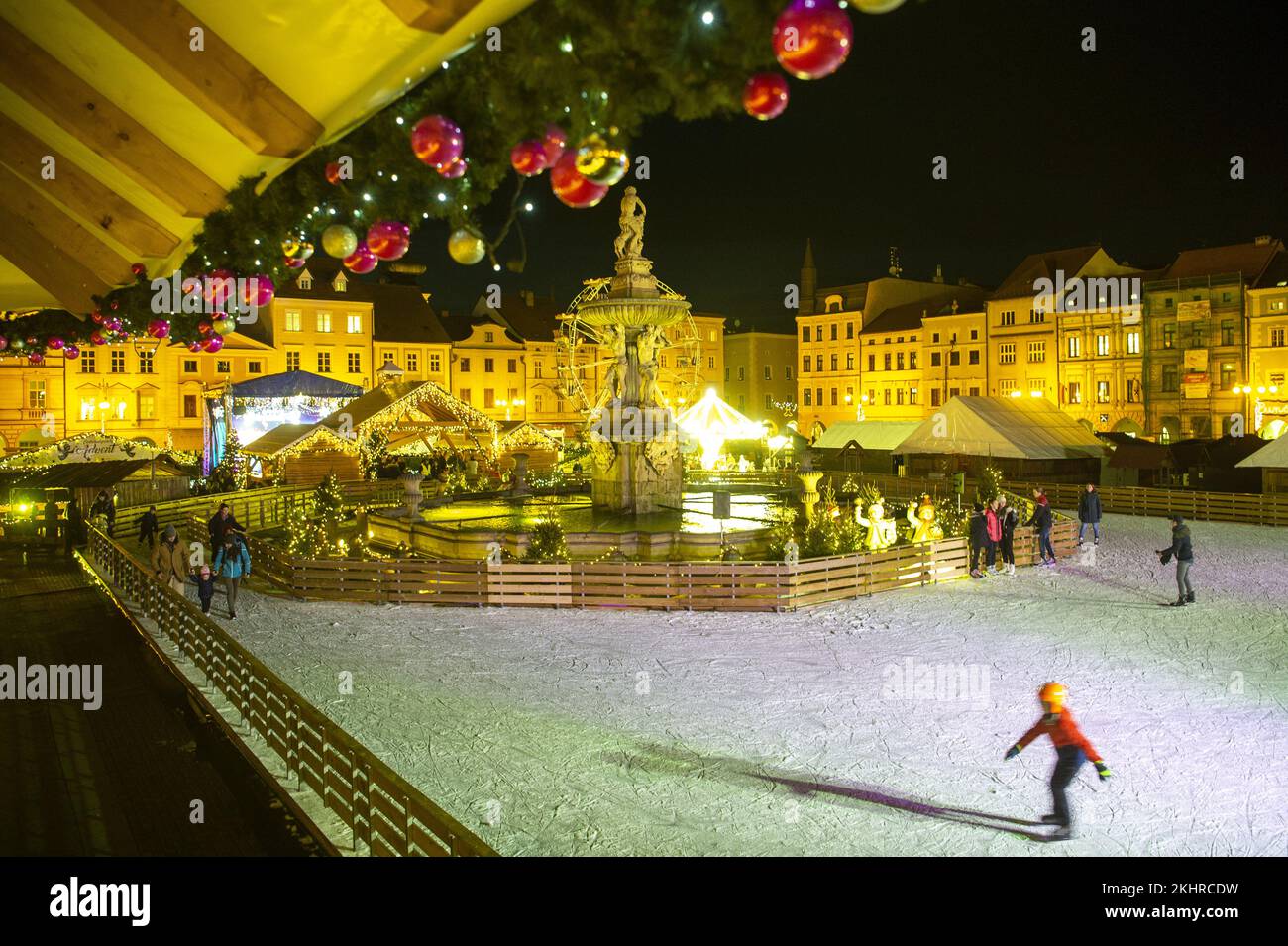 Les gens apprécient le patinage sur glace à la patinoire pendant le marché de l'Avent (Noël) à Premysl Otakar II Place à Ceske Budejovice, République Tchèque, 23 novembre 2022. Banque D'Images