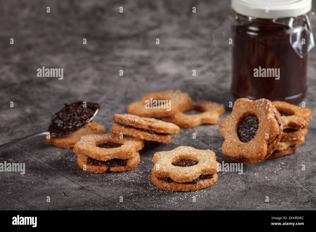 Biscuits de Noël Linzer. Les biscuits sont faits avec la croûte et la confiture de prune comme remplissage. Pâtisseries maison. Copier l'espace Banque D'Images