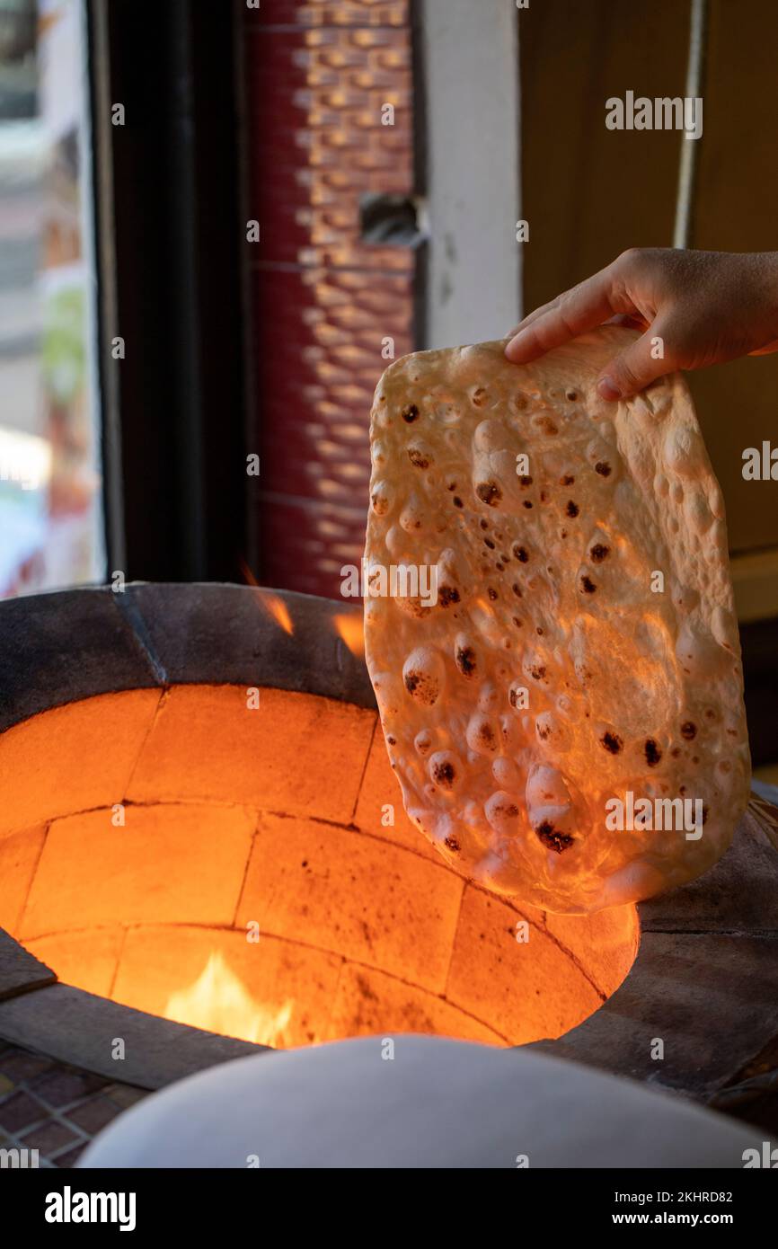 pain de lave cuit dans un feu de bois dans un tandoor. Tandır laves Banque D'Images