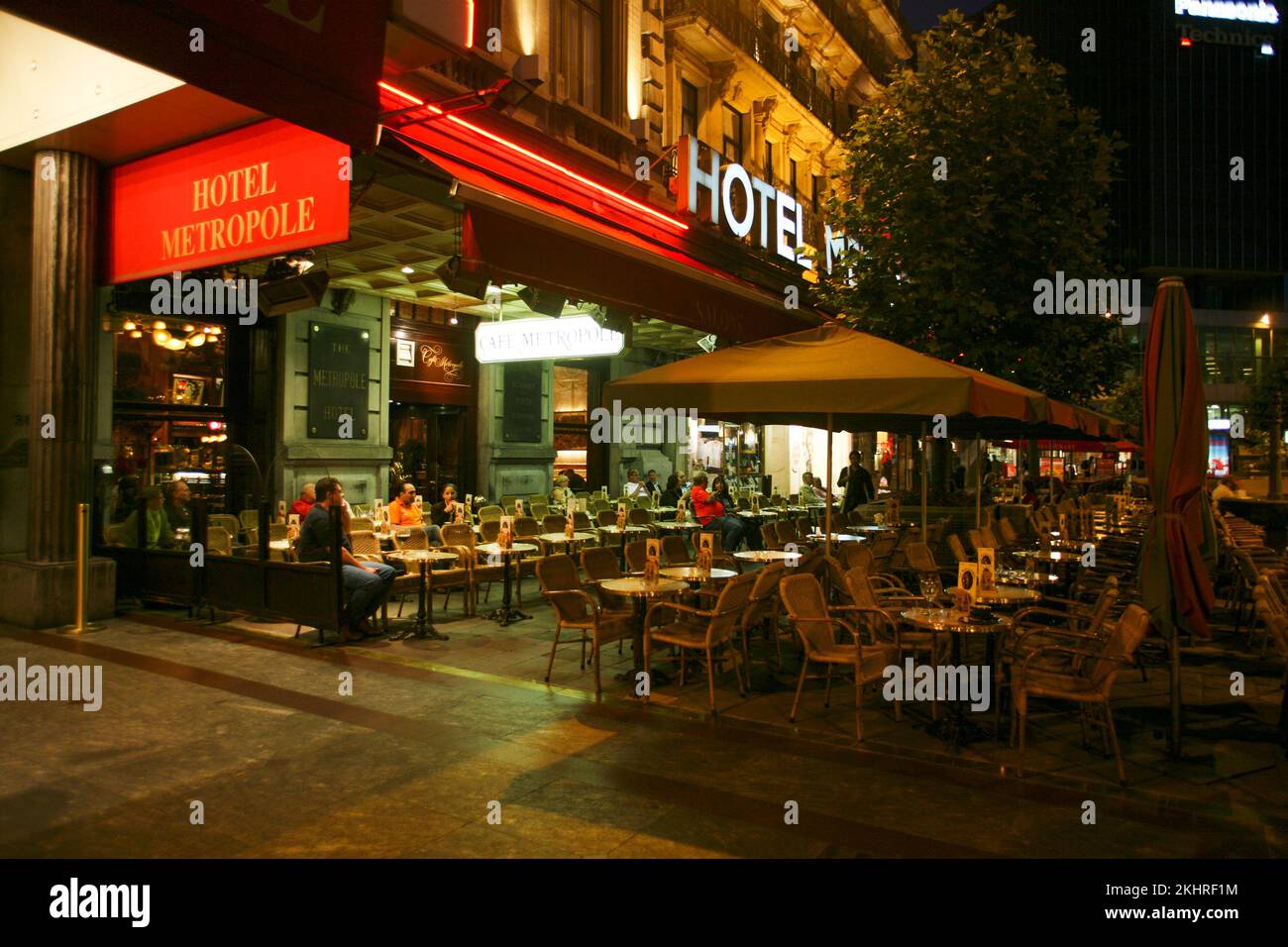 BRUXELLES BELGIQUE 2008-07-24Outdoor places à côté de l entrée de l hôtel Metropole en début de soirée Banque D'Images