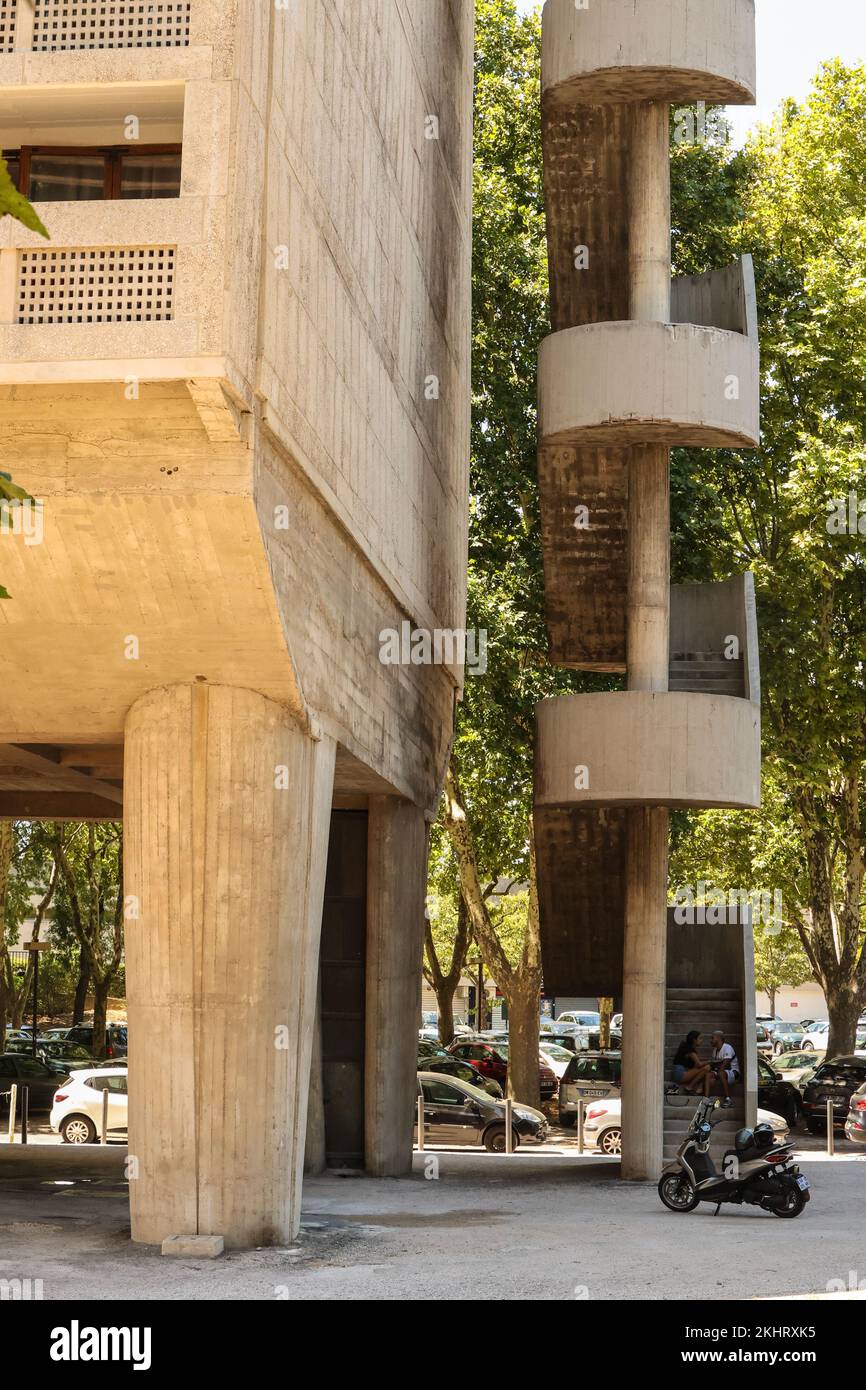 Classé, comme a, UNESCO, site du patrimoine mondial, le, «Cité radieuse», (ville radiante), conçu, par, le Corbusier, «unité d’habitation» (unité de bloc de logement),an,architectural, concept, jeu, avec, lumières, perspectives, Et couleurs.complexe d'appartements, construit entre 1947 et 1952.Marseille,commune de Marseille, Bouches-du-Rhône, la deuxième plus grande ville de France, Marseille, est la préfecture de la France, département de Bouches-du-Rhône, et, capitale, De la région Provence-Alpes-Côte d'Azur. Sud de la France,France,Français,deuxième plus grande ville de France,août,été,Europe,Europe, Banque D'Images