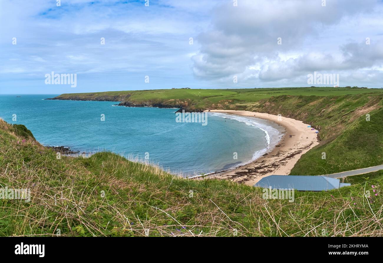 Surplombant la baie en forme de croissant et les sables sifflants de Porthor, au pays de Galles Banque D'Images